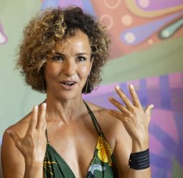 Atenção, jovem: Carmen Miranda não foi uma gringa louca com frutas na cabeça